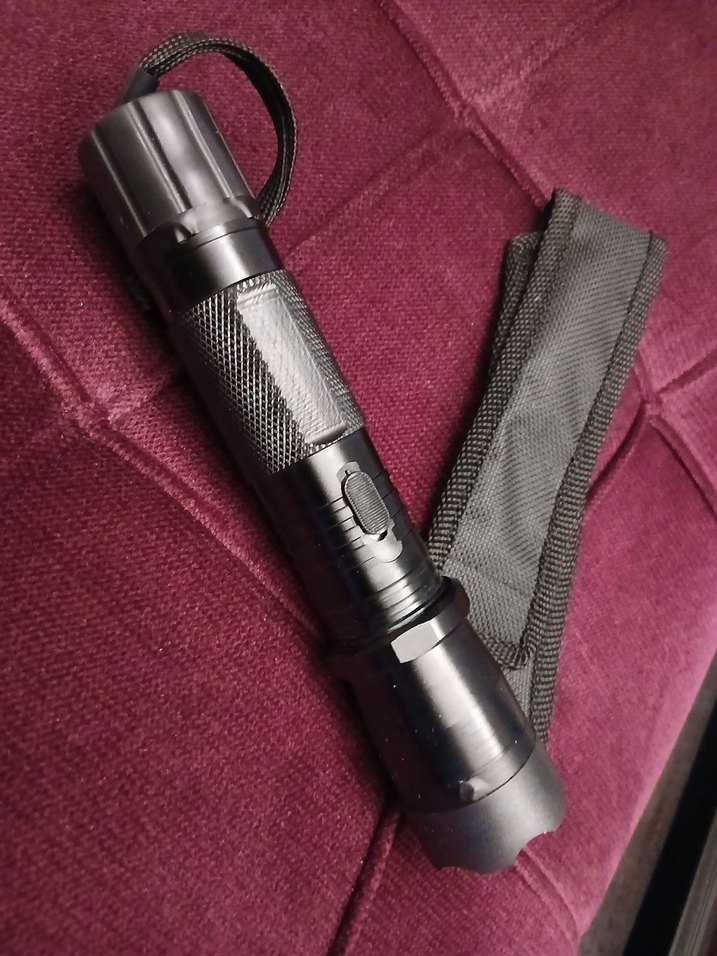 siyah şok cihazı ve el feneri - Görsel 3