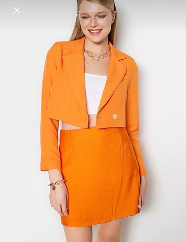 Turuncu astarlı crop blazer