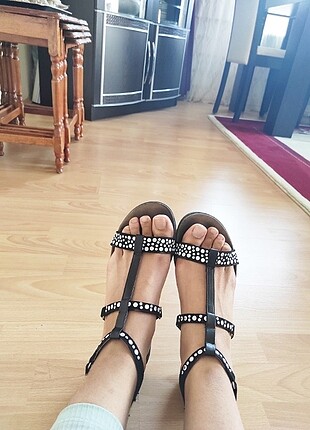 Flo siyah sandalet