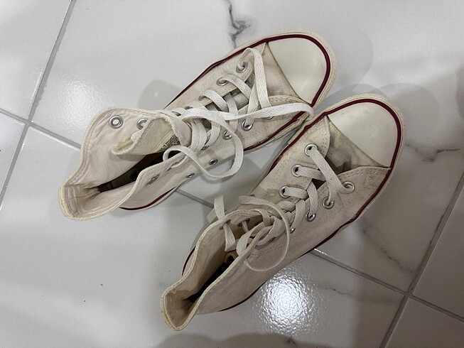 Beyaz converse