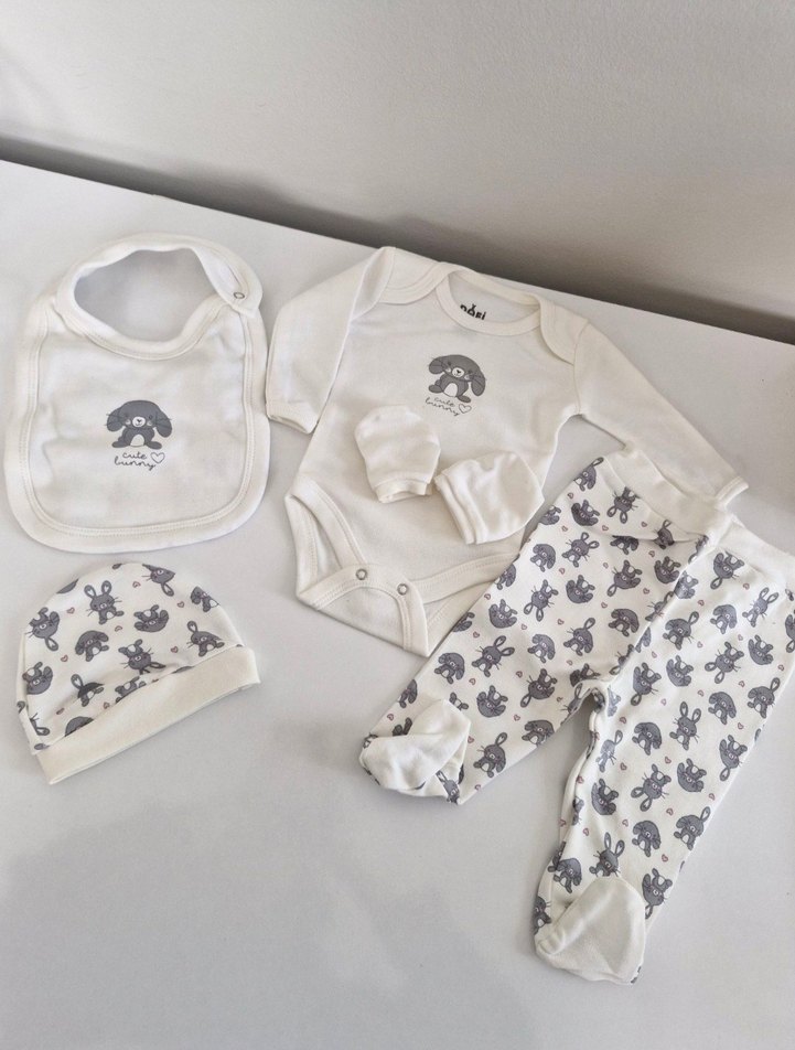 Baskılı Bej Gri Bebek Önlüğü - Görsel 3