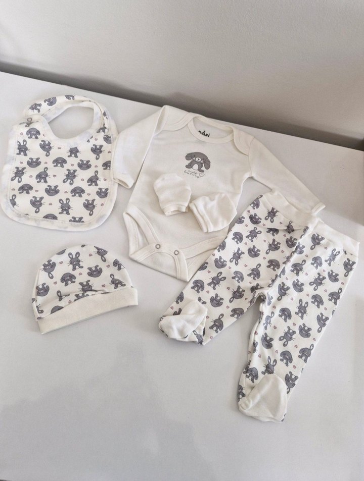 Baskılı Bej Gri Bebek Önlüğü - Görsel 4