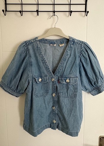 Levis Acik Mavi Denim V Yaka Kisa Kollu Bluz