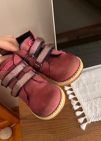 24 Beden Kız Çocuk Pembe Süet Tokalı Bot