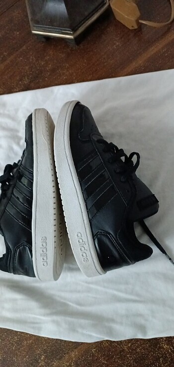 Adidas Adidas orijinal.ogluma ufak geldiği için satma sebebim ön tarafı