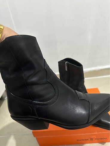 37 Beden siyah Renk BERSHKA kadın bot