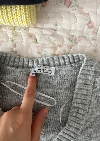 Gri V Yakalı Kadın Triko Kazak - Görsel 2