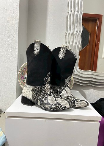 Gri Yılan Desenli Deri Kemerli Kadın Bot - Görsel 3