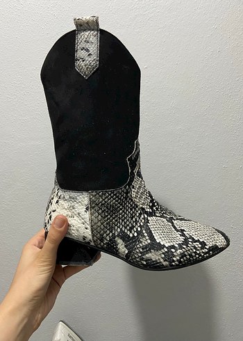 Gri Yılan Desenli Deri Kemerli Kadın Bot - Görsel 4