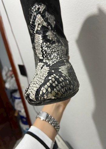 Gri Yılan Desenli Deri Kemerli Kadın Bot - Görsel 2