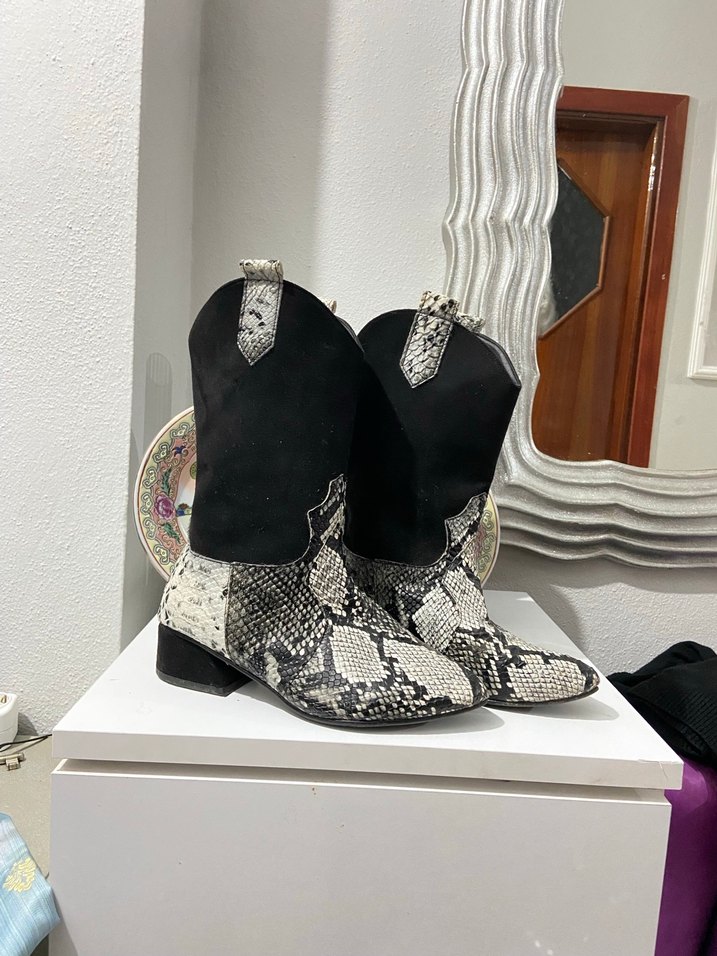 Gri Yılan Desenli Deri Kemerli Kadın Bot - Görsel 3