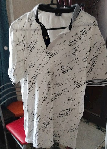 Gri Baskılı Beyaz Polo Tişört