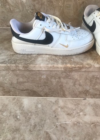 Nike Air Force 1 Beyaz Siyah Altin Detayli Sneaker