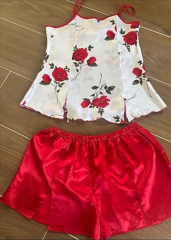 Kırmızı Çiçek Desenli Kısa Kadın Pijama Takımı