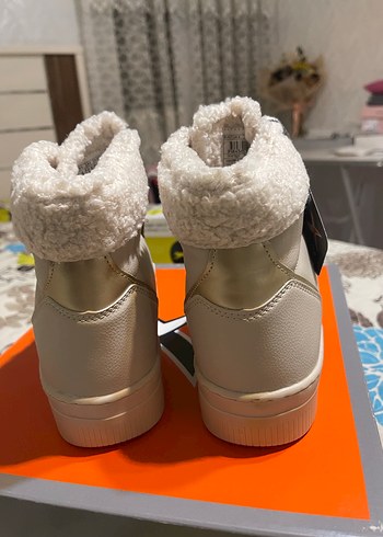 Kadın Beyaz Suni Kürklü Spor Dolgu Topuk Bot - Görsel 5