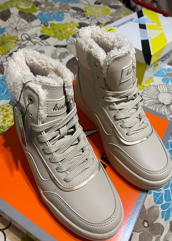 Kadın Beyaz Suni Kürklü Spor Dolgu Topuk Bot - Görsel 2