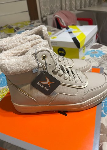 Kadın Beyaz Suni Kürklü Spor Dolgu Topuk Bot - Görsel 3