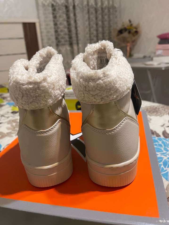 Kadın Beyaz Suni Kürklü Spor Dolgu Topuk Bot - Görsel 5