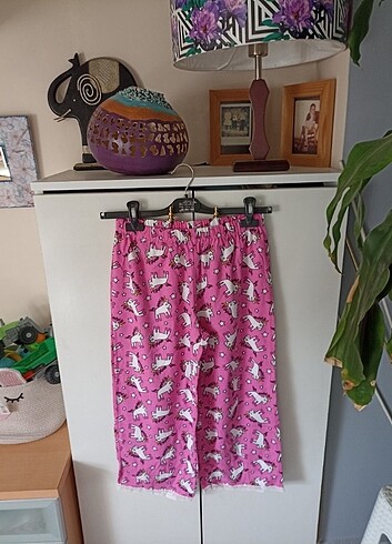 l Beden Şapşal Unicorn Desenli Dantel Detaylı Pijama