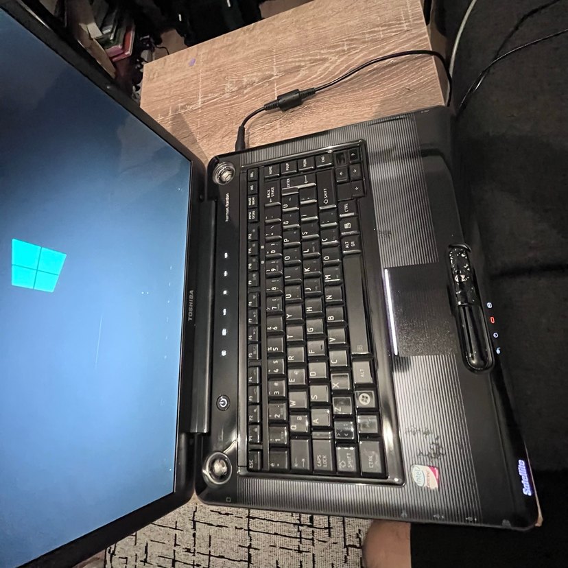 Toshiba Satellite Laptop - Görsel 2