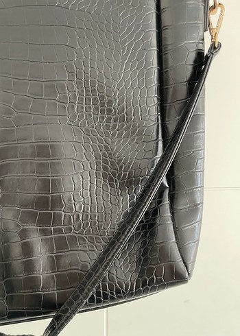 Lutvelizade siyah Deri Yılan Desenli Kadın Çanta - Görsel 4