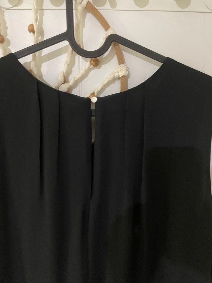 Siyah Piliseli Midi Elbise, Kolsuz, Yüksek Yaka - Görsel 5