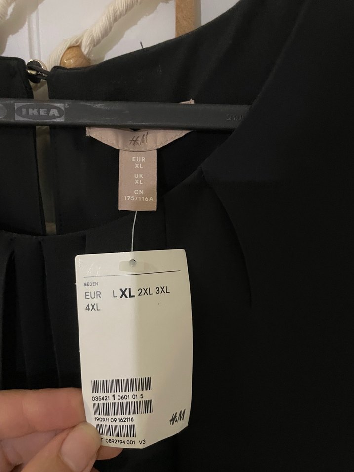 Siyah Piliseli Midi Elbise, Kolsuz, Yüksek Yaka - Görsel 3