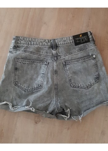 Gri Rahat Kesim Mini Denim Şort - Görsel 4