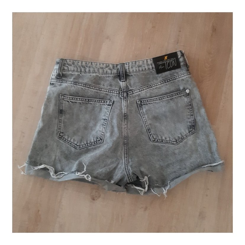 Gri Rahat Kesim Mini Denim Şort - Görsel 4