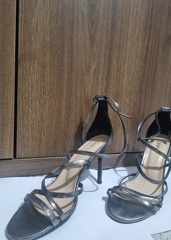 Derimod Sik Metalik Gumus İnce Topuklu Sandalet