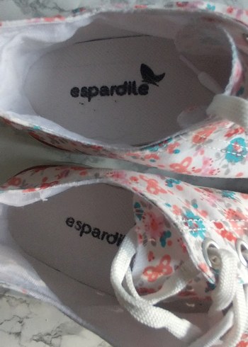 Beyaz Çiçek Desenli Bağcıklı Kadın Spor Ayakkabı - Görsel 2