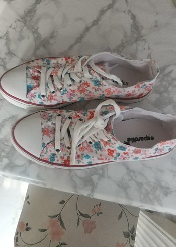 Beyaz Çiçek Desenli Bağcıklı Kadın Spor Ayakkabı - Görsel 4