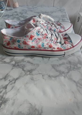 Beyaz Çiçek Desenli Bağcıklı Kadın Spor Ayakkabı - Görsel 3