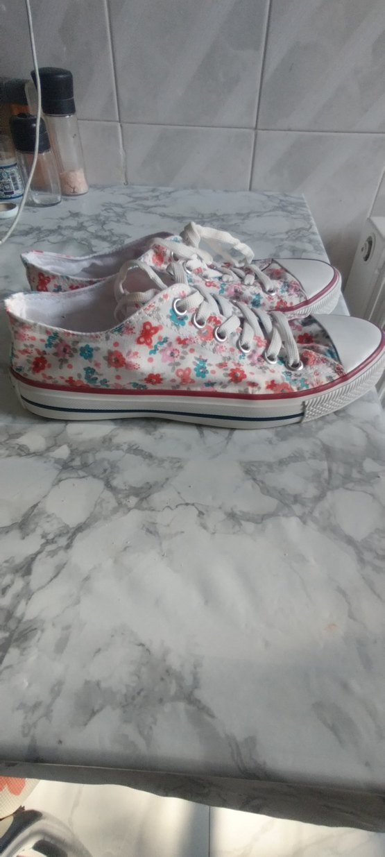 Beyaz Çiçek Desenli Bağcıklı Kadın Spor Ayakkabı - Görsel 3