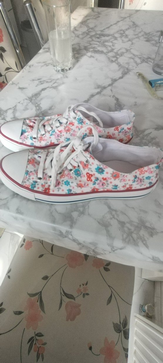 Beyaz Çiçek Desenli Bağcıklı Kadın Spor Ayakkabı - Görsel 5