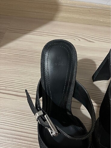 Bershka Bershka Sivri burun kot görünümlü topuklu ayakkabı
