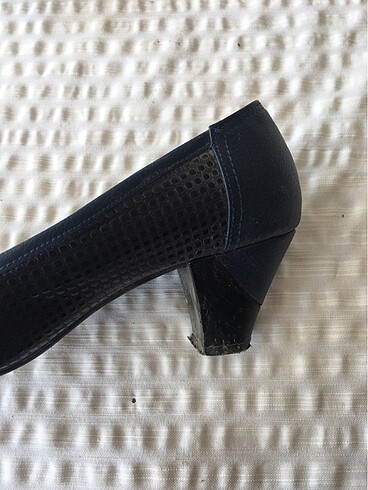 Zara Stella marka kurdele detaylı topuklu ayakkabı.