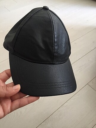 H&M deri şapka