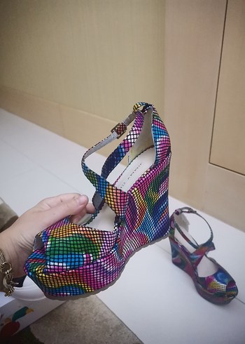 Renkli Yılan Desenli Dolgu Topuklu Kadın Ayakkabı - Görsel 5