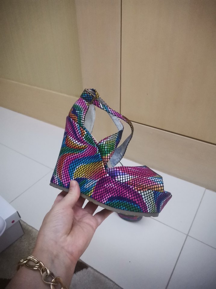 Renkli Yılan Desenli Dolgu Topuklu Kadın Ayakkabı - Görsel 2