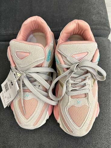 New Balance 9060 New Balance Gri Pembe