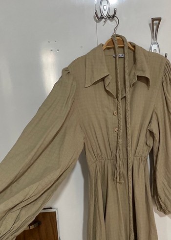 Bej Kemerli Uzun  müslin elbise - Görsel 3