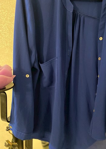 Mavi V Yaka Düğmeli Kadın Gömlek - Görsel 4