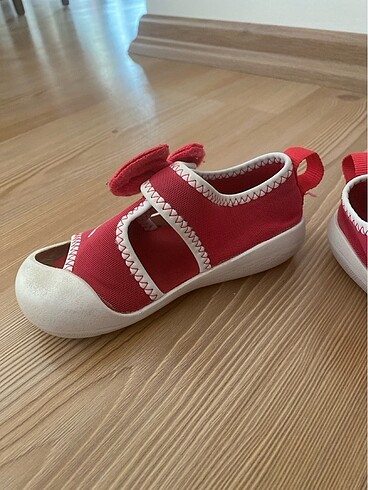 23 Beden kırmızı Renk Spor ayakkabı / sandalet