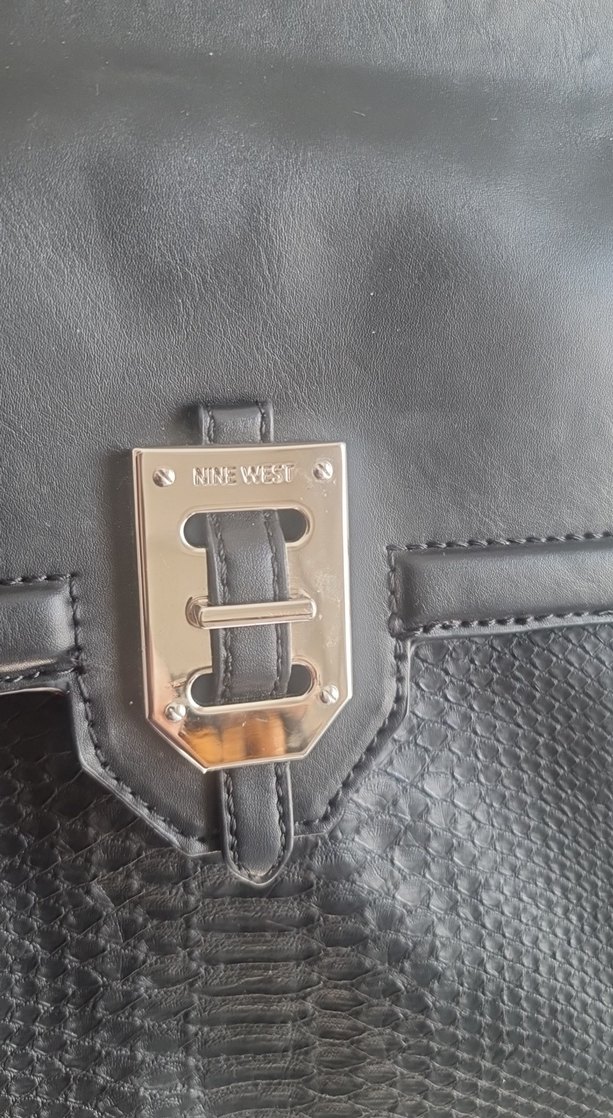 nine west Siyah Yılan Derisi Desenli Deri Sırt Çantası - Görsel 2