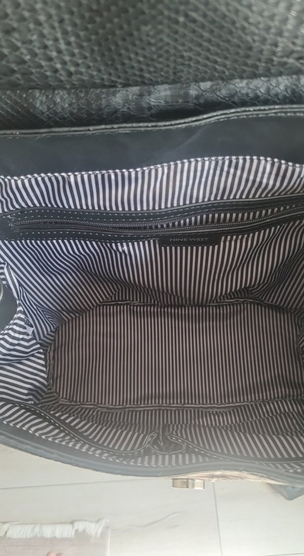 nine west Siyah Yılan Derisi Desenli Deri Sırt Çantası - Görsel 4