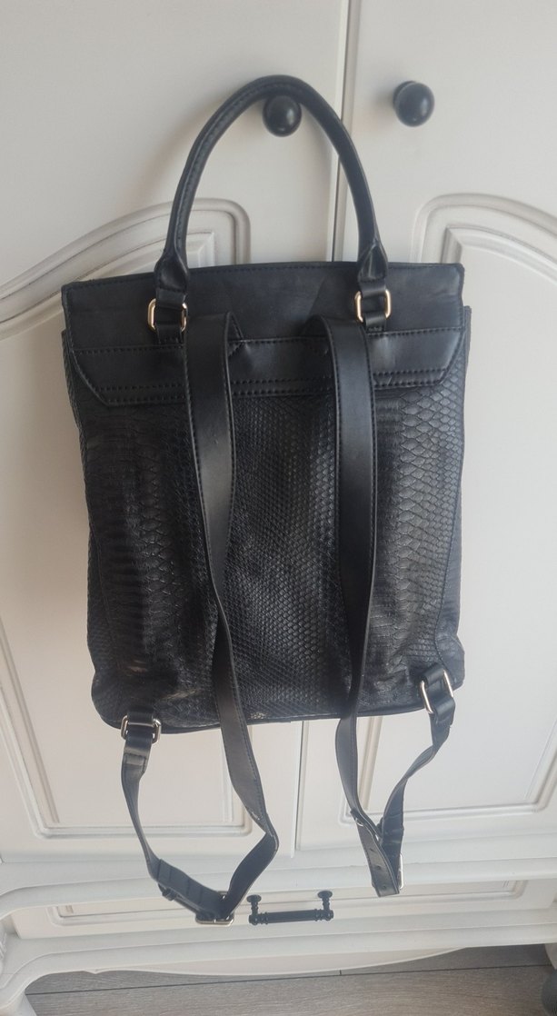 nine west Siyah Yılan Derisi Desenli Deri Sırt Çantası - Görsel 3