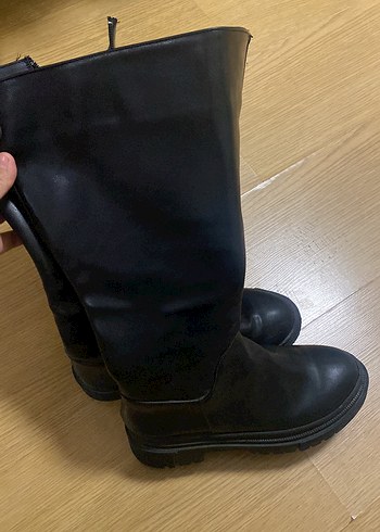 Zara Siyah Deri Gorunumlu Yuksek Bilekli Bot