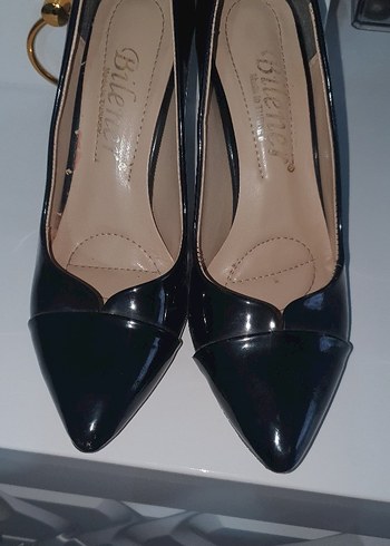 Siyah Parlak Tokalı Stiletto Topuklu Kadın Ayakkabı
