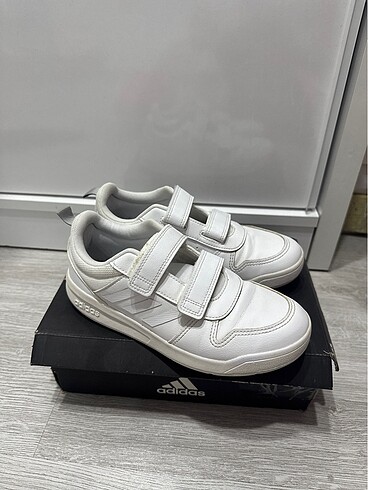 36,5 Beden Adidas spor ayakkabi